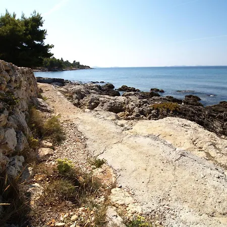 Robinzonska Kuca Doca * Murter